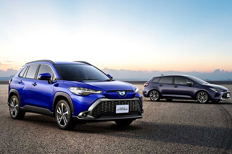 Đúng như thông tin từ trước đó, ngày 14/9/2021 vừa qua hãng Toyota đã chính thức vén màn mẫu xe Corolla Cross ở thị trường Nhật Bản. Ở xứ sở hoa anh đào,  Toyota Corolla Cross 2021 mới sẽ được định vị giữa 2 người anh em C-HR và RAV4 trong dòng sản phẩm của hãng Toyota.