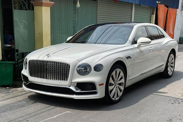 Mới đây thôi, hình ảnh chiếc xe siêu sang  Bentley Flying Spur First Edition 2021 mới xuất hiện tại thành phố Hải Phòng đã thu hút không ít sự quan tâm của người đi đường cũng như cộng đồng mạng. Được biết, chủ nhân của mẫu xe đắt tiền này là ông chủ một vườn lan đột biến có tiếng.