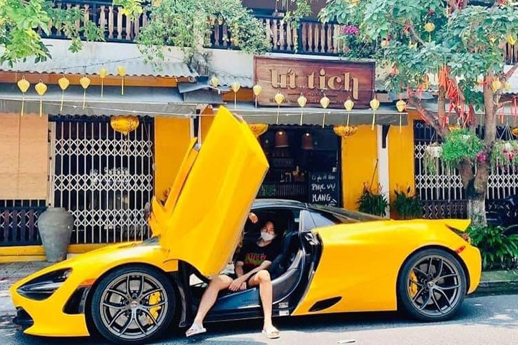 Trong số những "Rich kid" tại dải đất hình chữ S không thể bỏ qua được cái tên V.N. Toàn, 1 thiếu gia chỉ mới 16 tuổi ở Đà Nẵng nhưng thường xuyên khoe bên cạnh các siêu xe, SUV siêu sang và SUV hạng sang trị giá hơn 60 tỷ đồng của gia đình cũng như các món quà đắt đỏ mà bố dành tặng cho mình là  McLaren 720S Spider hơn 23 tỷ.