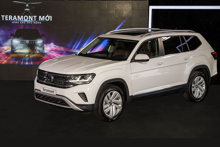  Volkswagen Teramont 2021 mới đã chính thức được thương hiệu Đức giới thiệu đến khách hàng Việt Nam. Mẫu SUV 7 chỗ hoàn toàn mới này lần đầu gia nhập thị trường trong nước cạnh tranh cùng những đối thủ Toyota Land Cruiser Prado, Ford Explorer.