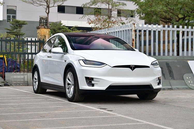  Tesla Model X P100D mới là mẫu SUV chạy hoàn toàn bằng điện đang rất được ưa chuộng tại Việt Nam hiện nay. Mẫu xe này từng có giá bán tại Việt Nam lên tới hơn 9 tỷ đồng vào năm 2019. Đây là phiên bản cao cấp nhất và co cụm pin lớn nhất của mẫu xe ôtô điện thương hiệu Mỹ.