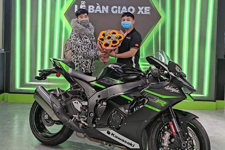 Trưa 9/1, mạng xã hội xuất hiện tràn lan clip một thanh niên mua xe  Kawasaki Ninja ZX-10R đắt tiền và không khó để nhận ra chủ nhân của chiếc xe môtô phân khối lớn đó chính là nghi phạm trong vụ cướp ngân hàng Vietcombank tại Hải Phòng.