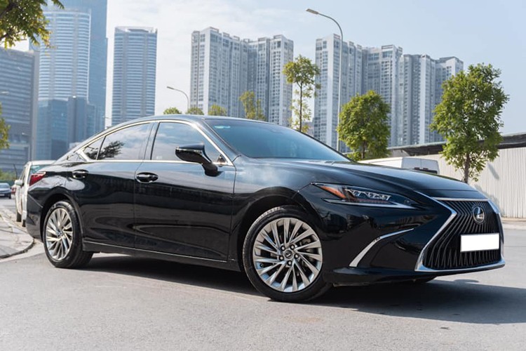 Những chiếc xe sang  Lexus ES 250 phiên bản 2021 được phân phối và ra mắt chính hãng tại Việt Nam hồi cuối năm 2020. Mặc dù dòng xe Lexus có tiếng là luôn giữ giá, tuy nhiên khá ngạc nhiên khi trên thị trường ôtô cũ Hà Nội những chiếc ES 250 "chạy lướt" có mức giá không hề rẻ, thậm chí còn đắt hơn xe mới "đập thùng". 