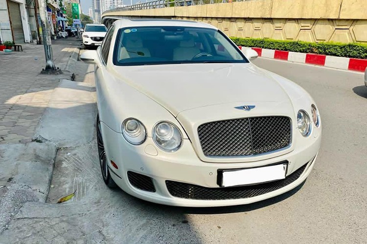  Bentley Continental Flying Spur Speed đời 2010 thuộc phân khúc ôtô sang trọng, đắt tiền sản xuất tại Anh quốc. Mẫu xe này cách đây khoảng 5 - 7 năm thường được giới chơi xe, đặc biệt là các đại gia trẻ tuổi và thành đạt Việt Nam yêu thích. Xe chủ yếu được nhập khẩu về thông qua các showroom tư nhân theo dạng "hàng lướt", không chính hãng.