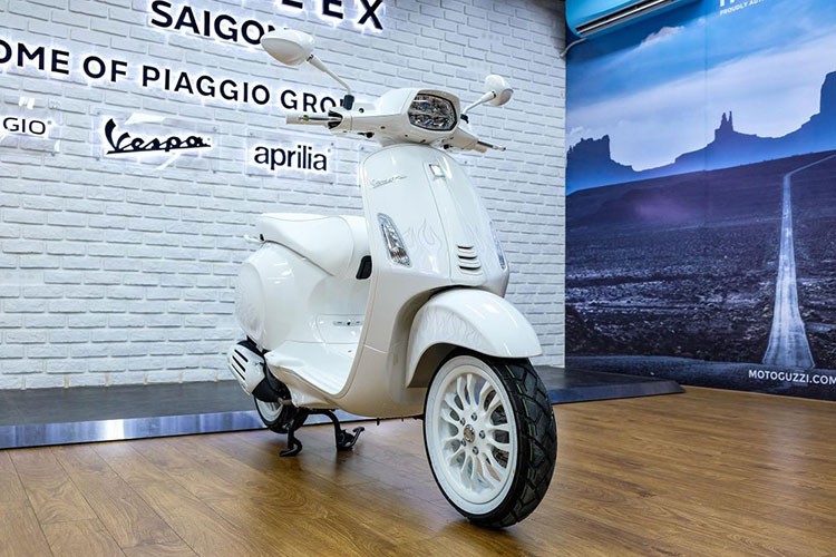 Mới đây, Piaggio Việt Nam vừa chính thức công bố  giá xe Vespa Sprint Justin Bieber phiên bản đặc biệt. Theo đó, Vespa Sprint Justin Bieber sẽ có hai phiên bản là Sprint 125 và Sprint 150, có giá lần lượt ở mức 115,8 triệu đồng và 132 triệu đồng.