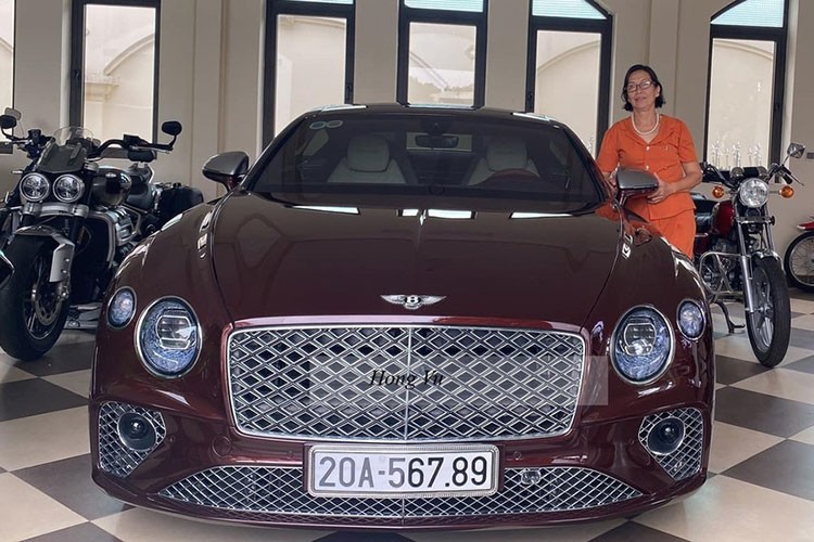 Số lượng dòng xe siêu sang Bentley Continental GT V8 thế hệ mới tại Việt Nam ước tính trên 20 xe với nhiều màu sắc cá tính khác nhau, có không ít chủ nhân còn lựa chọn chương trình cá nhân hóa của hãng để thể hiện phong cách riêng của mình. Trong số này, có một chiếc  Bentley Continental GT V8 Mulliner màu đỏ đẹp mắt.