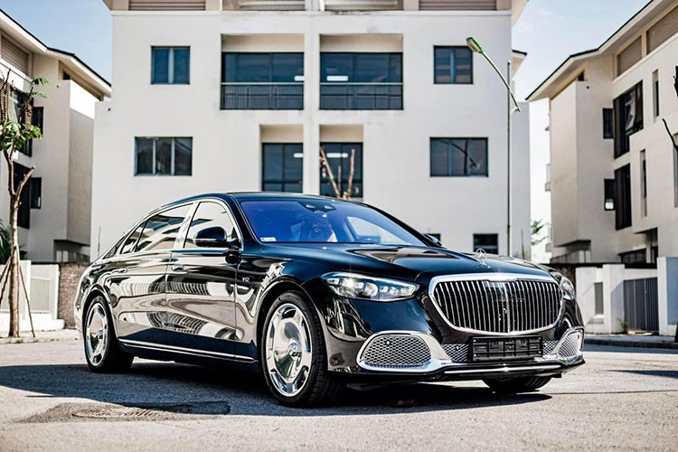 Mặc dù Mercedes-benz Việt Nam thông báo giá chính thức 15,99 tỷ đồng của mẫu Maybach S680 4 Matic đến các đại lý. Tuy nhiên, do mức độ hiếm và khan hàng nên nhiều đại gia Việt vẫn tìm đến các đại lý tư nhân để "đặt hàng" xe siêu sang  Mercedes-Maybach S680 2022 mới cho riêng mình bởi nhiều lý do khác nhau. 