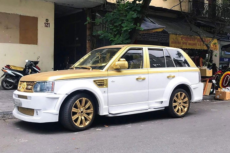 Đây chính là chiếc SUV hạng sang  Range Rover độ rồng biển ngũ quý 4 trị giá tiền tỷ thường xuyên xuất hiện tại nhà tang lễ Phùng Hưng, Hà Nội đã từng gây xôn xao nhiều người đi đường bởi phong cách độ cực dị hợm của chủ nhân từ vẻ ngoài của ngoại thất đến bên trong nội thất.