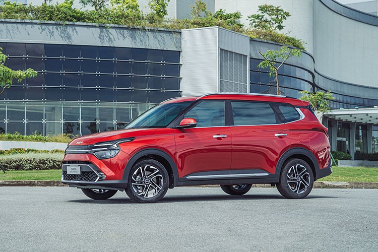 Kia Việt Nam chính thức trình làng “tân binh” Carens 2023 gồm 7 phiên bản, góp phần làm cho phân khúc MPV cỡ nhỏ 7 chỗ tại Việt Nam trở nên vô cùng phong phú và sôi động hơn. Theo nhà phân phối và lắp ráp Thaco,  Kia Carens 2023 mới được sản xuất lắp ráp trong nước và làm nhiệm vụ thay thế cho mẫu MPV tiền nhiệm Kia Rondo.