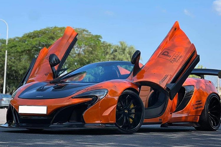 Đây là 1 trong 2 chiếc siêu xe mui trần  McLaren 650S Spider độ Liberty Walk hàng hiếm tại Việt Nam. Xe từng thuộc sở hữu của 1 tay chơi đến từ tỉnh Bình Phước, mới đây nó đã được cho ra biển số mới và xuất hiện tại 1 công ty nhập khẩu tư nhân ở Hà Nội.