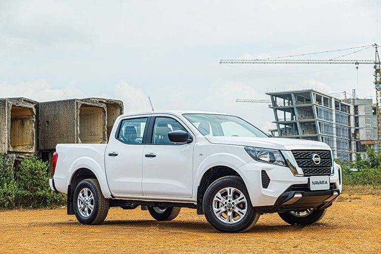 Với sự ra mắt phiên bản  Nissan Navara EL 2WD 2022 mới tại Việt Nam, thị trường trong nước đã có 3 phiên bản của mẫu xe này, bao gồm Nissan Navara Pro4X, Nissan Navara VL 4WD và Nissan Navara EL 2WD, tất cả đều được nhập khẩu nguyên chiếc từ Thái Lan.