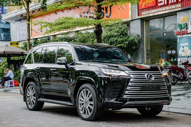  Lexus LX600 2022 mới đã chính thức ra mắt tại Việt Nam dưới dạng nhập khẩu chính hãng với ba phiên bản đi kèm giá bán từ 8,1-9,2 tỷ đồng. Tuy nhiên, hiện nay số lượng xe không nhiều, khách hàng phải chờ cả năm mới có thể nhận xe.