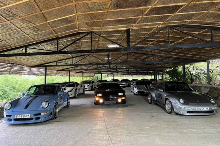 Hình ảnh mới xuất hiện trên MXH cho thấy, 1 garage đơn giản với các khung sắt và lợp mái tranh nhưng dàn xe đỗ lại không hề giản đơn tý nào với hơn 20 chiếc, giá trị phải trên 350 tỷ đồng. Một trong số này là  Ferrari F355 phiên bản coupe với ngoại thất màu đen bóng.