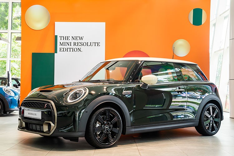 MINI châu Á và THACO Auto đã chính thức ra mắt phiên bản đặc biệt  MINI Cooper S 3-Cửa Resolute Edition mới. Không chỉ sở hữu vẻ ngoài cá tính, mạnh mẽ và nổi bật hơn, Resolute Edition còn được cải thiện sức mạnh động cơ so với các phiên bản khác cùng dòng MINI Cooper.