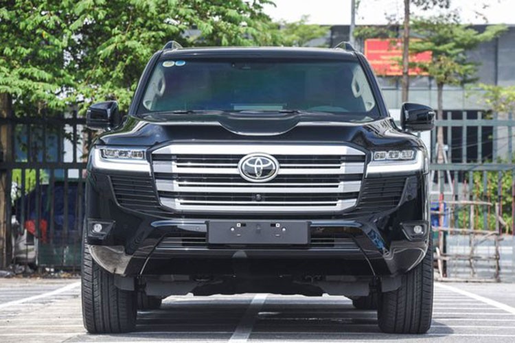 Trên trang web chính thức của Toyota Việt Nam, mẫu xe SUV  Toyota Land Cruiser 2023 mới đã âm thầm được nâng cấp lên phiên bản với nhiều cải tiến hơn. Hiện Toyota Việt Nam chưa đưa ra thông cáo báo chí hay tổ chức sự kiện giới thiệu phiên bản nâng cấp của mẫu xe này.