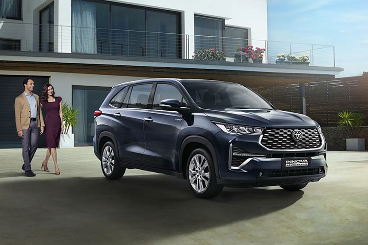 Sau khi ra mắt vào năm ngoái, mẫu xe MPV  Toyota Innova 2023 mới đã được bán tại Ấn Độ với tên gọi Innova HyCross. Hãng xe Toyota cung cấp tới 8 phiên bản của Innova HyCross tại thị trường tiềm năng này, chia đều cho động cơ xăng và hybrid.