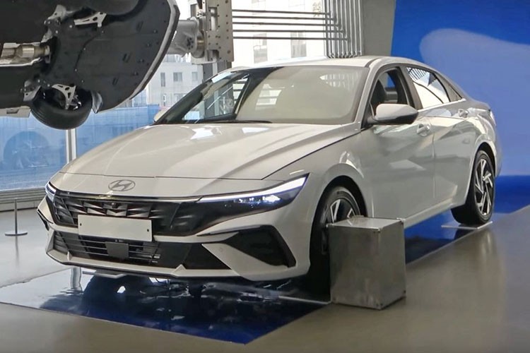 Sau nhiều thông tin rò rỉ,  Hyundai Elantra 2024 mới vừa chính thức ra mắt tại thị trường Hàn Quốc. Đây là phiên bản nâng cấp giữa vòng đời của Elantra thế hệ thứ 7 đã ra mắt thị trường vào năm 2020.