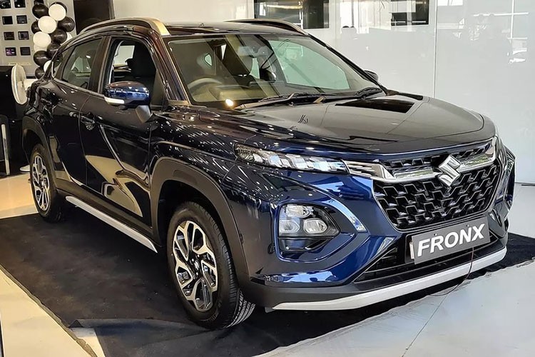  Suzuki Fronx giá rẻ là mẫu SUV lai Coupe cỡ nhỏ đã lần đầu tiên trình làng trong triển lãm Auto Expo 2023 diễn ra vào tháng 2 đầu năm nay. Mãi đến tháng 4/2023, mẫu xe này mới được công bố giá bán ở thị trường Ấn Độ.