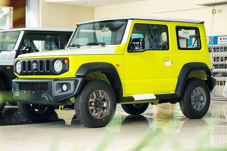 Thời gian qua, thông tin về việc mẫu SUV cỡ nhỏ Suzuki Jimny 2023 được phân phối chính hãng tại Việt Nam đã liên tục thu hút sự chú ý của người tiêu dùng trong nước. Đến nay, đại lý đã bắt đầu hé lộ giá bán và thời điểm giao xe của  Suzuki Jimny tại Việt Nam. Theo đó, mẫu SUV được mệnh danh "tiểu Mercedes-Benz G-Class" này sẽ có 2 phiên bản ở Việt Nam là 1 màu và 2 màu.