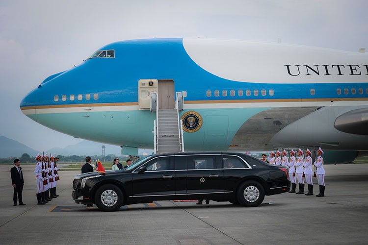 Tổng thống Joe Biden lần đầu sang thăm Việt Nam theo lời mời của Tổng Bí thư Nguyễn Phú Trọng. Chuyến thăm diễn ra trong dịp kỷ niệm 10 năm hai nước xác lập Quan hệ Đối tác toàn diện. Đáng chú ý là đoàn  xe tháp tùng Tổng thống Mỹ tại Việt Nam lần này.