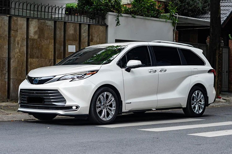  Toyota Sienna nhập khẩu vẫn được nhiều gia đình khá giả tại Việt Nam yêu thích bởi kiểu dáng thời trang, tiện nghi công nghệ và tiết kiệm nhiên liệu hơn so với các đối thủ cùng phân khúc. Chính vì vậy, những chiếc Sienna nhập khẩu vẫn được các đại lý tư nhân đưa "nhỏ giọt" về Việt Nam cho các khách hàng đặt trước.