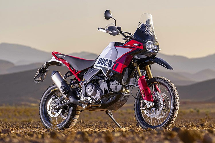  Ducati DesertX Rally 2023 mới đã chính thức ra mắt, với nhiều nâng cấp về trang bị để biến chiếc adventure này thành một mẫu xe đua địa hình thực thụ và dành riêng cho những tay nài muốn cầm lái chiếc xe khám phá các cung đường khắc nghiệt nhất.