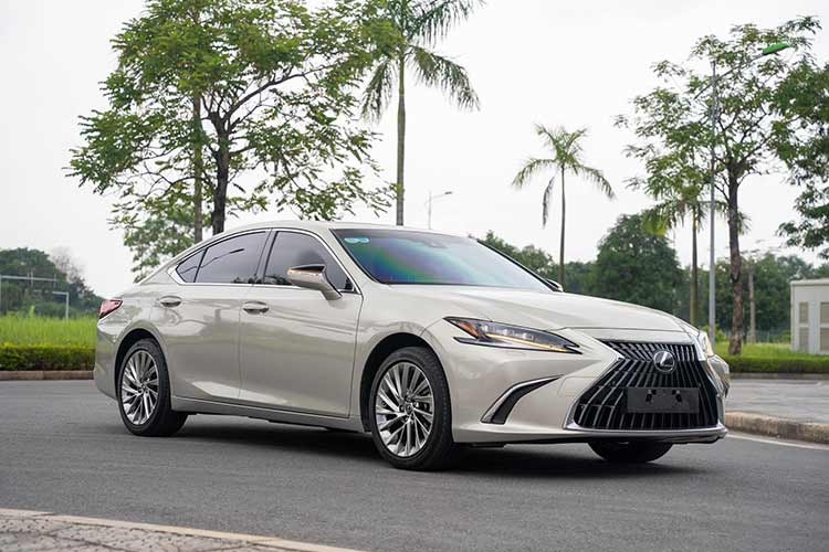  Lexus ES 250 đời 2021 được phân phối và ra mắt chính hãng tại Việt Nam hồi cuối năm 2020. Mặc dù dòng xe Lexus có tiếng là luôn giữ giá, tuy nhiên khá ngạc nhiên khi trên thị trường ôtô cũ Hà Nội những chiếc ES 250 đã qua sử dụng có mức giá không hề rẻ.