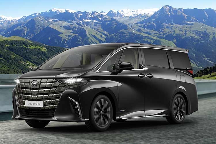 Ngoại thất của  Toyota Alphard 2023 tại Việt Nam nổi bật với thiết kế tạo khối, liên kết bởi các cụm đèn LED độc đáo và tinh tế, tạo cảm giác sang trọng, đẳng cấp. Bên cạnh những đường nét uốn cong, uyển chuyển thể hiện cá tính riêng của xe, những đường viền mạ cờ-rôm và đường dập nổi hướng về phía trước làm toát lên sự mạnh mẽ, năng động, sẵn sàng bứt phá.