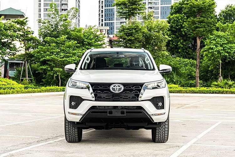 Dẫn đầu loạt  ôtô gia đình tại Việt Nam giảm giá là Toyota Fortuner máy dầu lắp ráp đang được hưởng ưu đãi 50% lệ phí trước bạ từ Chính phủ, tương đương với mức giảm tiền mặt khoảng 51 – 88 triệu đồng (tùy vào tỉnh, thành đăng ký xe). Ngoài ra, Toyota Fortuner bản máy dầu 2.4MT 4×2 hiện được đại lý giảm 55 triệu đồng. Tương tự, Toyota Fortuner máy dầu 2.4AT 4×2 giảm giá 55 triệu đồng.