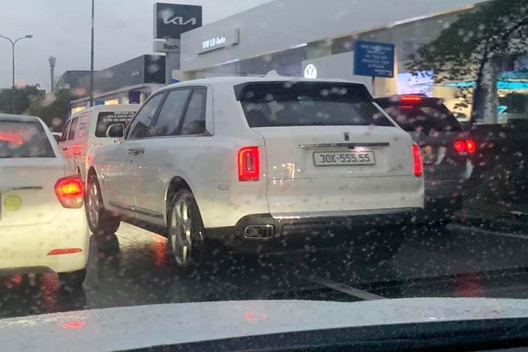 Mới đây, trên mạng xã hội đã lan truyển bức ảnh một chiếc xe SUV siêu sang  Rolls-Royce Cullinan đeo biển VIP nhất Hà Nội - 30K-555.55. Rất nhanh sau đó nhiều người đã nhận ra đây chính là chiếc biển số từng được mang ra đấu giá.