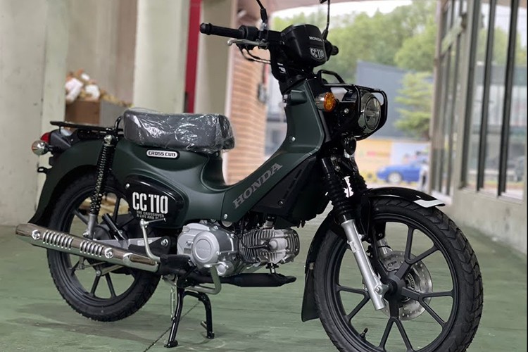  Honda Cross Cub 110 2023 mới được nhập về thị trường Việt Nam khá ít. Xe có 3 tùy chọn màu sắc gồm vàng, đỏ, xanh và đều có giá bán 70 triệu đồng. Được biết, Cross Cub 110 2023 được sản xuất tại nhà máy của Honda cùng đối tác liên doanh tại Trung Quốc.