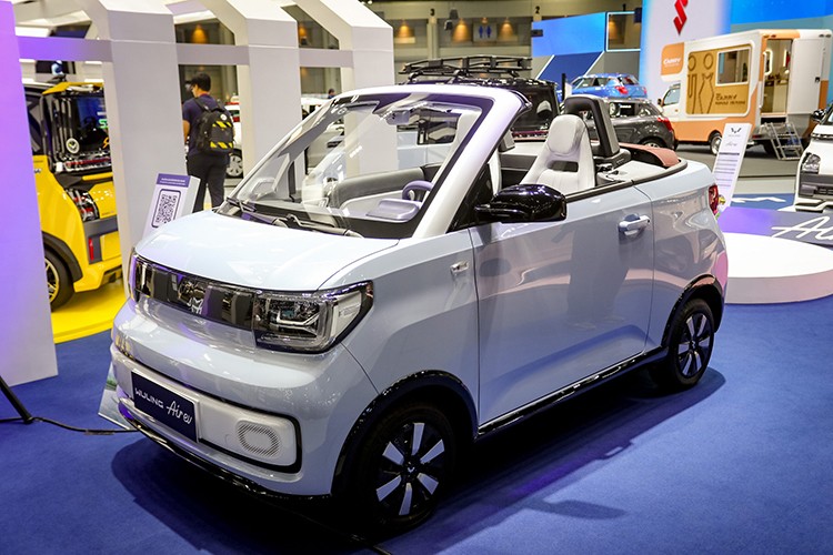  Wuling Mini Convertible EV chạy điện cỡ nhỏ - phiên bản mui trần của mẫu xe điện Hongguang Mini EV. Xe hiện đang có mặt tại Thái Lan trong khuôn khổ triển lãm Motor Expo 2023 tổ chức tại thành phố Nonthaburi.