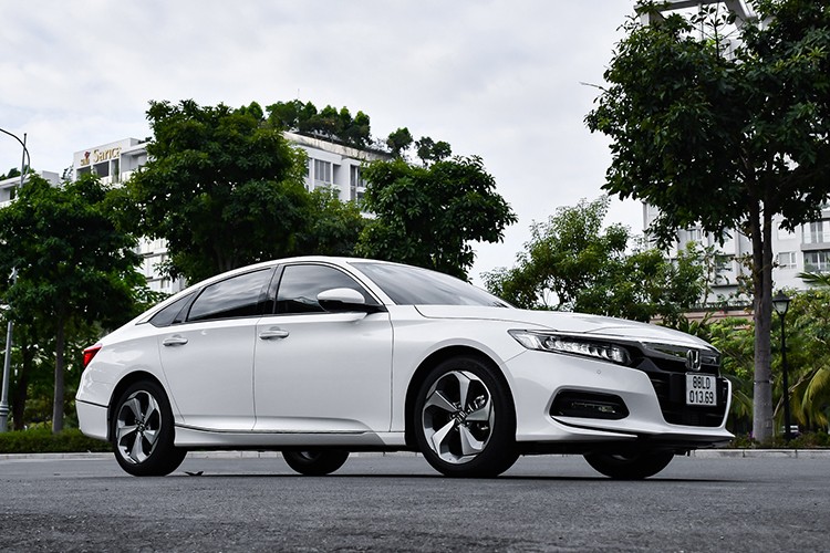 Honda Accord đang giảm giá 200-220 triệu đồng tại một số đại lý ở TP HCM. Xe hiện có giá đề xuất 1,319 tỷ đồng, sau khi áp dụng ưu đãi giảm tiền mặt, giá bán thực tế còn 1,099-1,119 tỷ đồng. Số lượng xe không nhiều, chủ yếu là màu trắng, sản xuất năm 2022.