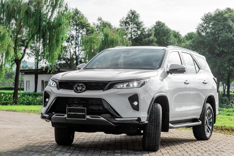 Toyota Việt Nam (TMV) vừa giới thiệu với khách hàng trong nước mẫu xe  Toyota Fortuner 2024 mới. Đây là phiên bản nâng cấp với sự thay đổi nhẹ về trang bị, trong khi thiết kế ngoại thất và nội thất vẫn được giữ nguyên. So với phiên bản cũ, model 2024 có một số thay đổi đáng chú ý.