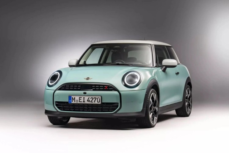 Cụ thể,  MINI Cooper máy xăng 2025 mang mã F66 sẽ phát triển dựa trên nền tảng của thế hệ trước F56. Đây là lần nâng cấp lớn thứ 3 cho mẫu hatchback 3 cửa này.