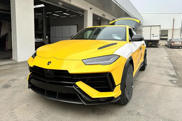 Theo đó, tại Việt Nam,  Lamborghini Urus Performante của Đoàn Di Băng có giá bán khởi điểm từ 16,5 tỷ đồng. Chiếc xe của vợ chồng ca sĩ Đoàn Di Băng sở hữu ngoại thất màu vàng đặc trưng.