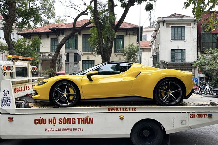 Chiếc siêu xe  Ferrari 296 GTB đầu tiên về Việt Nam này thường xuyên được bắt gặp trên phố Ngô Quyền nơi được mệnh danh là “thánh địa siêu xe” của Thủ đô Hà Nội. Sau một năm sử dụng đại gia Hà Nội đã quyết định “sang tay” chiếc xe này cho một showroom có tiếng ở TP.HCM.