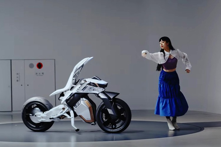 Mẫu xe môtô  Yamaha Motoroid concept mới từng được ra mắt tại Triển lãm di động Nhật Bản 2023 (Japan Mobility Show 2023). Chiếc xe mới đây đã xuất hiện trong video cho thấy, có khả năng bắt chước các hành động của con người một cách siêu đẳng. 