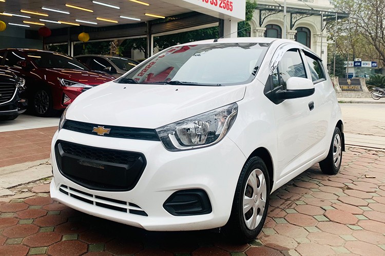  Chevrolet Spark 2018: Giá 200 triệu đồng  Chevrolet Spark cũ đời 2015 dẫn đầu trong loạt  ôtô cũ giá rẻ tại Việt Nam, xe có mức loanh quanh 100 - 220 triệu đồng. Đây là một lựa chọn tốt cho những người cần một chiếc xe 4 chỗ nhưng tài chính eo hẹp. Dù đã lăn bánh nhiều năm trên thị trường nhưng Chevrolet Spark vẫn bảo tồn phong cách thiết kế trẻ trung, nhỏ gọn và dễ lái.