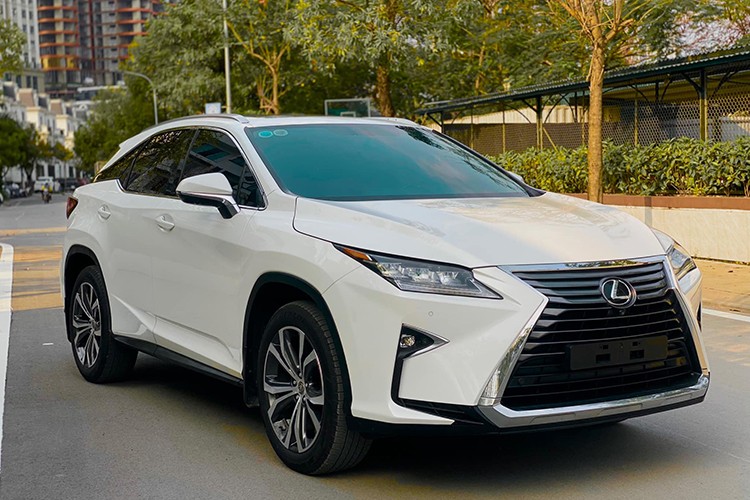 Mới đây, một chiếc xe crossover  Lexus RX350 đời 2018, sản xuất 2017 đã được chủ nhân tại Hà Nội chào bán trên sàn xe cũ với oddo lăn bánh khoảng 60.000km. Về ngoại thất, xe sở hữu nước sơn màu trắng sáng bóng, nội thất xe bọc da màu bò còn khá mới và đẹp mắt.