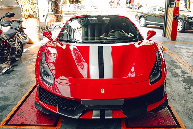 Được biết, ông  Đặng Lê Nguyên Vũ mua Ferrari 488 Pista của một dân chơi siêu xe ở TP HCM. Tại Việt Nam chỉ có đúng 1 xe Ferrari 488 Pista bản coupe, và 3 chiếc mui trần, và ông Vũ đang là người duy nhất sở hữu 1 cặp xe Ferrari 488 Pista.