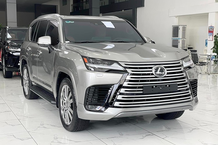 Mẫu xe SUV  Lexus LX600 hạng sang xuất hiện tại thị trường Việt vào năm 2022 và được nhiều đại gia đón nhận. LX600 khá hiếm tại Việt Nam bởi số lượng đặt hàng ít bởi hàng về khá chậm, chính vì thế lượng xe bán ra trên thị trường ôtô cũ cũng không nhiều.