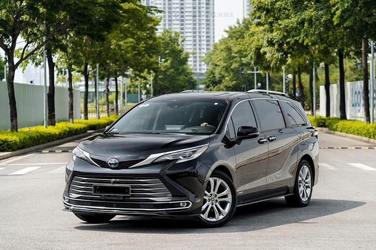 Chiếc  Toyota Sienna 2021 đã qua sử dụng này từng được nhập khẩu nguyên chiếc từ Mỹ về Việt Nam thông qua doanh nghiệp nhập khẩu tư nhân tại Hà Nội. Đây là mẫu MPV dành cho gia đình được nhiều đại gia Việt ưa chuộng dù giá bán khá cao. Vào thời điểm mới về Việt Nam, giá xe Toyota Sienna 2021 bán ra dự kiến khoảng hơn 4 tỷ đồng.