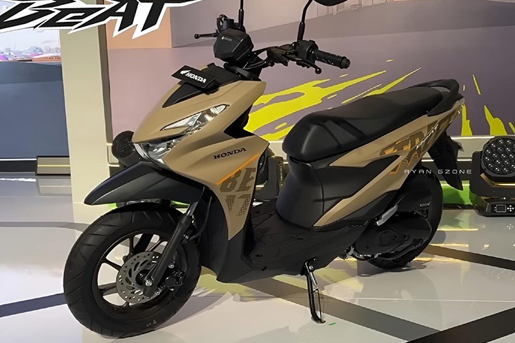  Honda BeAT 2024 mới ra mắt Indonesia có 4 phiên bản gồm CBS, Street, Deluxe Standard và Deluxe Smart Key. Giá bán dao động từ 18,4 - 19,8 triệu Rupiah (khoảng từ 29 - 31 triệu đồng). Xe có một số thay đổi đáng chú ý về thiết kế, đặc biệt là phần thân sau với các đường nét vuốt gọn và sắc nét hơn, mang dáng dấp của người anh em Honda Vario.