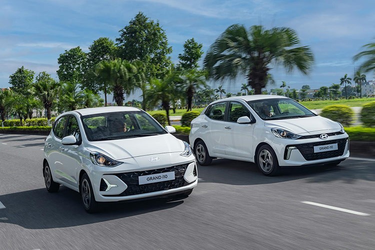  Hyundai New Grand i10 tại Việt Nam sở hữu phong cách thiết kế cá tính, thời trang táo bạo hơn, mang cảm hứng từ mẫu concept “Rhythmical Tension” với sự kết hợp của các đường cong và những góc vuốt sắc sảo, tạo nên sức hấp dẫn về mặt thị giác với mui xe được hạ xuống 20mm. 