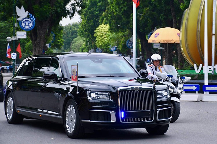 Trong 7 chiếc  Aurus của Tổng thống Nga Vladimir Putin mang sang Việt Nam, có 2 chiếc limousine siêu sang bọc thép chống đạn mang tên Aurus Senat - đây là mẫu xe chuyên dùng để chở Tổng thống, còn lại là 2 chiếc sedan và 3 chiếc MPV phục vụ các mục đích khác nhau.