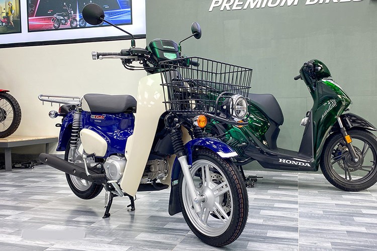 Mới đây, lô xe  Honda Super Cub 110 Pro 2024 nhập khẩu Nhật Bản đầu tiên đã có mặt tại Việt Nam thông qua một cửa hàng xe máy tư nhân tại TP. HCM. Theo tìm hiểu, những chiếc xe đầu tiên sắp đến tay khách hàng và đang trong quá trình hoàn tất đăng kiểm thủ tục đăng ký.