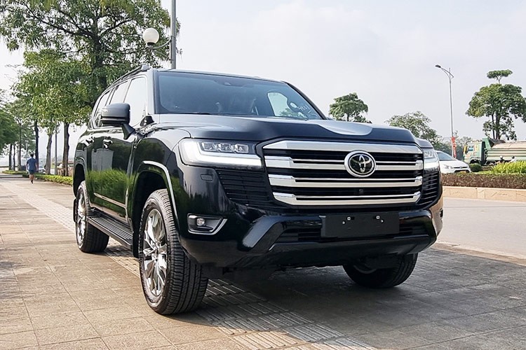 Được định vị trong phân khúc SUV cỡ lớn,  Toyota Land Cruiser tại Việt Nam được người dùng gọi với biệt danh "xe chủ tịch" bởi giá xe không dành cho số đông. Thường chỉ có những doanh nhân thành đạt, giới thượng lưu hay người có địa vị trong xã hội mới đủ tiềm lực tài chính mua xe Toyota Land Cruiser.