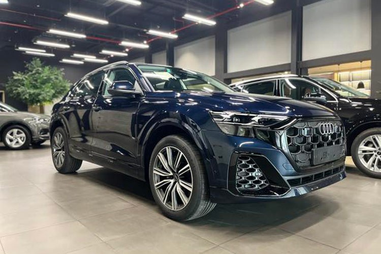  Audi Q8 2024 mới phiên bản nâng cấp đã có mặt tại showroom chính hãng ở TP. HCM sau gần 3 tháng kể từ thời điểm ra mắt. Theo thông tin từ phía nhà phân phối, thời gian bàn giao xe tới tay khách hàng là vào cuối tháng 8 hoặc đầu tháng 9/2024. 