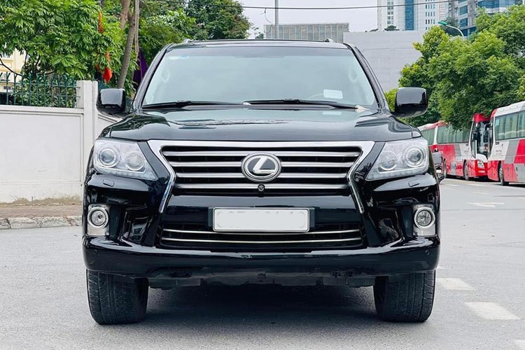 Dòng xe sang thương hiệu Lexus luôn được ưu ái tại thị trường Việt Nam bởi khả năng giữ giá và sự bền bỉ. Hiện nay, những chiếc  Lexus LX 570 đời cũ vẫn được chào bán với mức giá cả tỷ đồng. Chiếc xe trong bài viết thuộc phiên bản 2010, lăn bánh khoảng 14 năm và đang được chủ nhân chào bán tại sàn xe cũ Hà Nội.